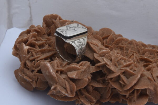 Tuareg Ring Silver Ebony Ring Handmade African Tuareg Bague Argent Ebony Tuareg Ring Dispose de ✧❂✧---✧❂✧--- Matériel ◈ : argent Région de ◈ : Afrique, Afrique du Nord, Maghreb, Maroc, vallée du Draa La culture ◈ : africain, berbère,touareg Nom vernaculaire ◈ : khatam ◈ technique Poids ◈ : 10 g size ◈ : 9 US | 10 US FREE DHL EXPRESS SHIPPING