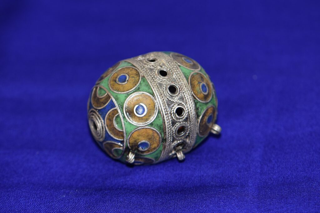 Ethnique TAGMOUT, Ancienne Boule Pectorale Ovoïde En Argent émaillée Et ...