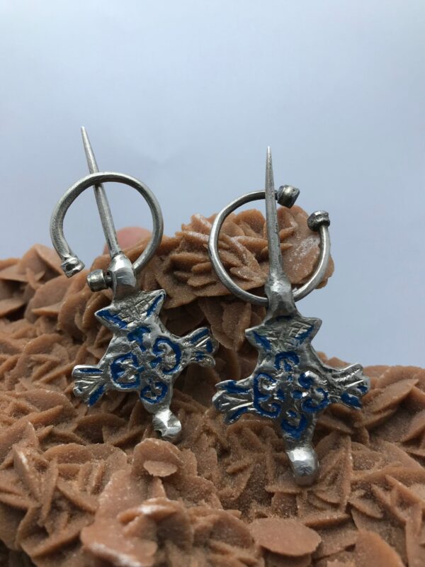 rare paire de vieux berbère argentée fibules de pied petit chacal, assortis, bonne forme,ethnic fibulas,fibula emaillee