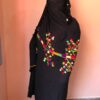 vêtement berbère coloré zagora nommé « amelhef » ou « gnaâe » ou « tahrouyt » grand châle en tissu noir brodé de motifs de couleurs vives