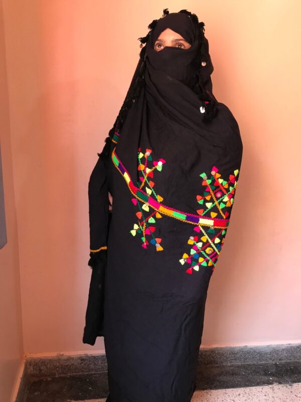 vêtement berbère coloré zagora nommé « amelhef » ou « gnaâe » ou « tahrouyt » grand châle en tissu noir brodé de motifs de couleurs vives
